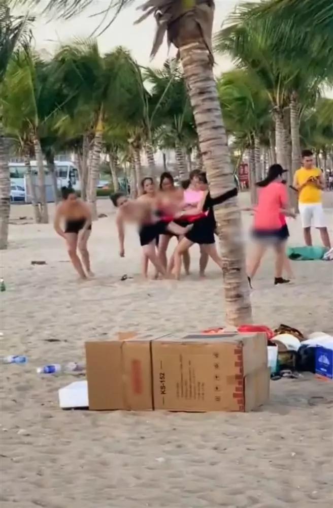 Công an xác minh nhóm khách nữ cởi áo chơi team building ở Hạ Long-3