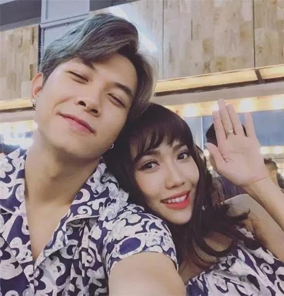 Thiệp cưới Diệu Nhi - Anh Tú: Chú rể đội khăn voan cực hài-1