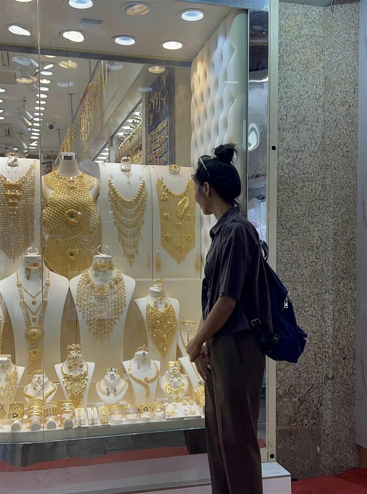 HHen Niê mặc xuề xòa đi chốt đơn mua vàng ở Dubai-1