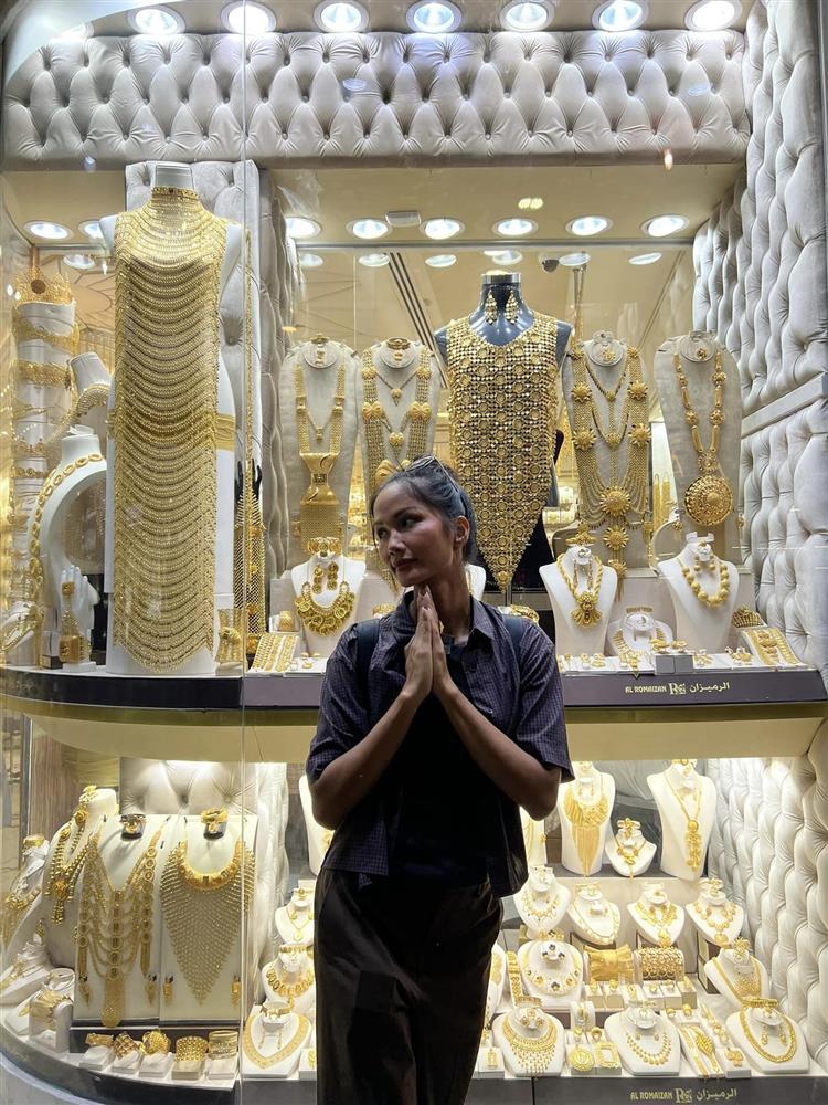 HHen Niê mặc xuề xòa đi chốt đơn mua vàng ở Dubai-2