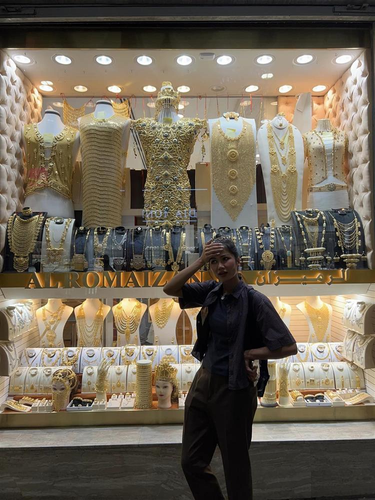 HHen Niê mặc xuề xòa đi chốt đơn mua vàng ở Dubai-3