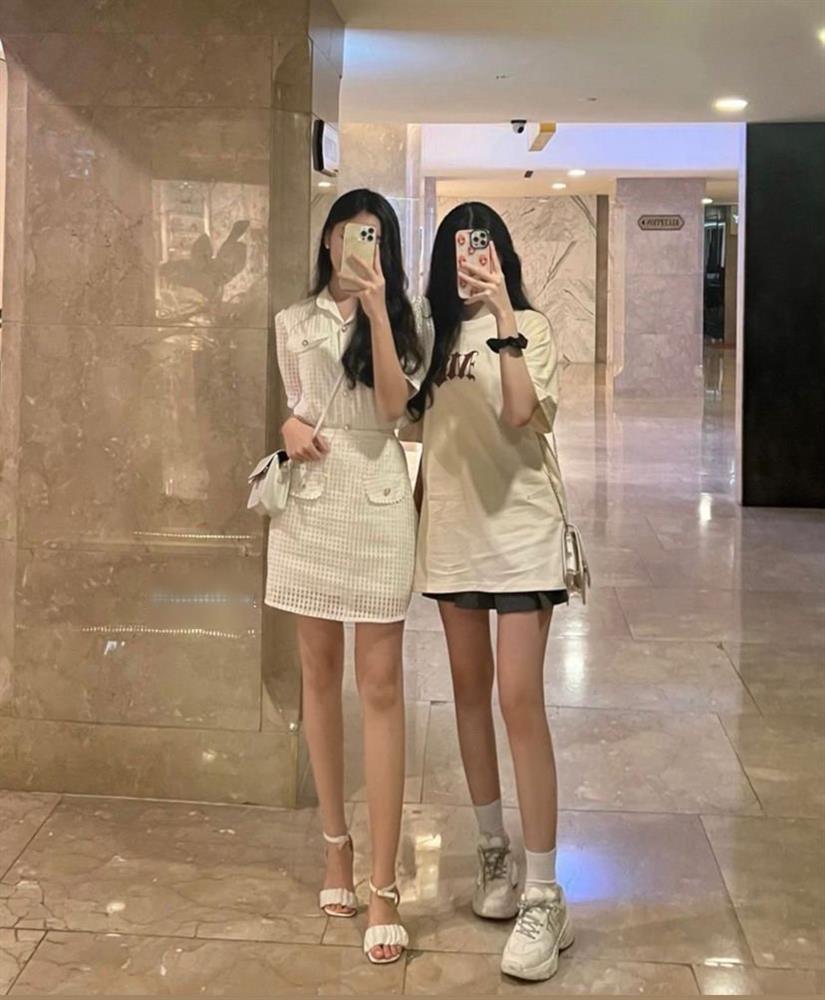 2 ái nữ nhà Quyền Linh khoe chân dài miên man chuẩn mẫu-1