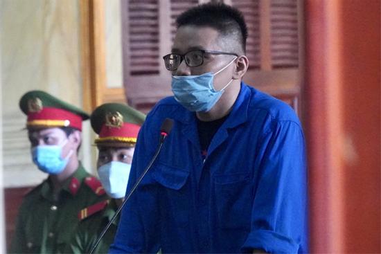 Nhâm Hoàng Khang kêu oan, tòa trả hồ sơ vì có dấu hiệu phạm tội khác