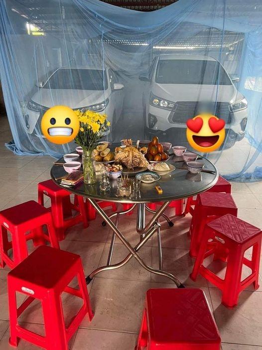 Lễ động phòng của 2 chiếc xe ô tô khiến dân mạng cười ngất-1