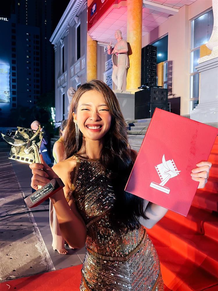 Kết nào cho Khả Ngân khi đụng hàng hoa hậu Thùy Tiên?-3