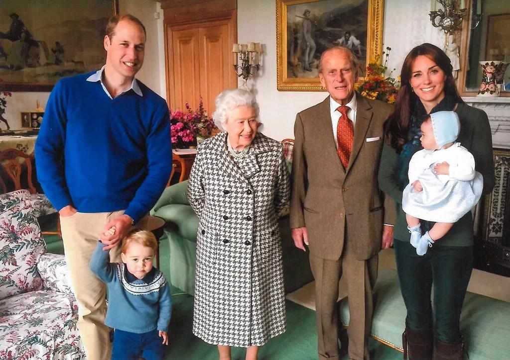 Chia sẻ trách nhiệm chăm sóc con cái: Không giống như các thế hệ hoàng gia trước đây, William và Kate 