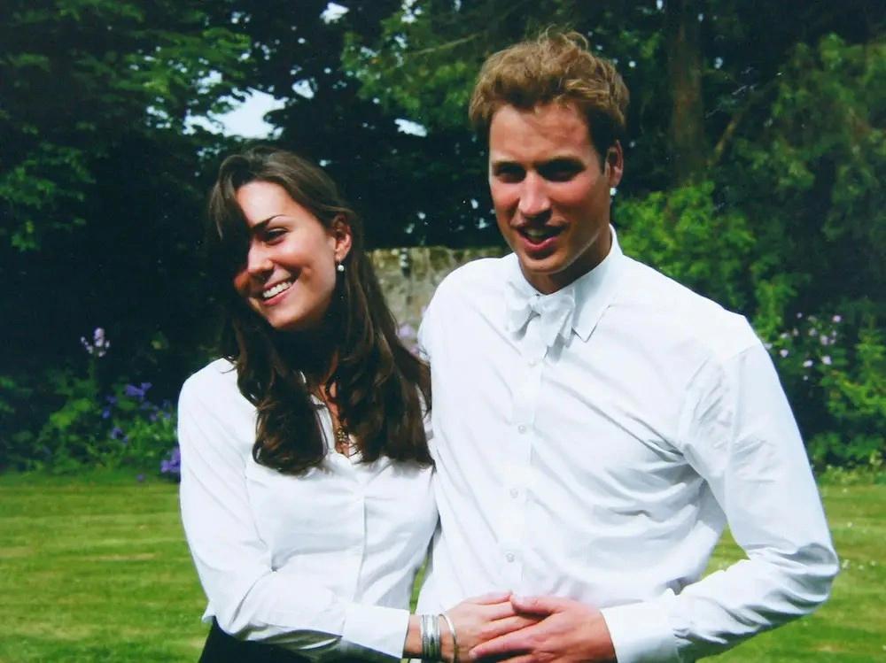 Xây dựng nền tảng vững chắc: William và Kate gặp nhau khi còn là sinh viên tại Đại học St. Andrews ở Scotland, nhưng mối quan hệ của họ ban đầu không lãng mạn. Đến năm thứ hai, cặp đôi đã trở thành bạn cùng nhà, ở chung một căn hộ bốn phòng ngủ với hai người bạn khác và thường xuyên đi bộ đến lớp cùng nhau. 