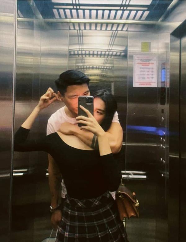 Đoàn Văn Hậu và bạn gái thể hiện tình cảm trong thang máy-1