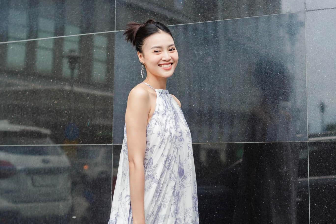 Ngọc Trinh vất vả che chắn vì mặc đầm cut-out đi tiệc rượu-11