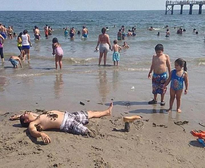 Loạt khoảnh khắc oái oăm du khách bất đắc dĩ bắt gặp trên bãi biển-2