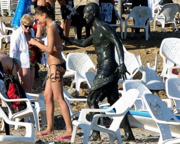 Loạt khoảnh khắc oái oăm du khách bất đắc dĩ bắt gặp trên bãi biển-4