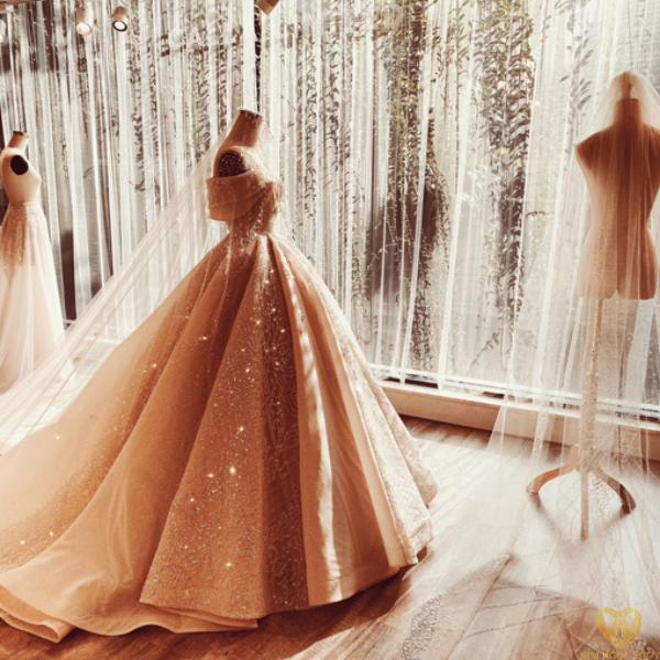 Cô dâu chú rể khóc ròng vì khách đến đám cưới không có chỗ ngồi-4