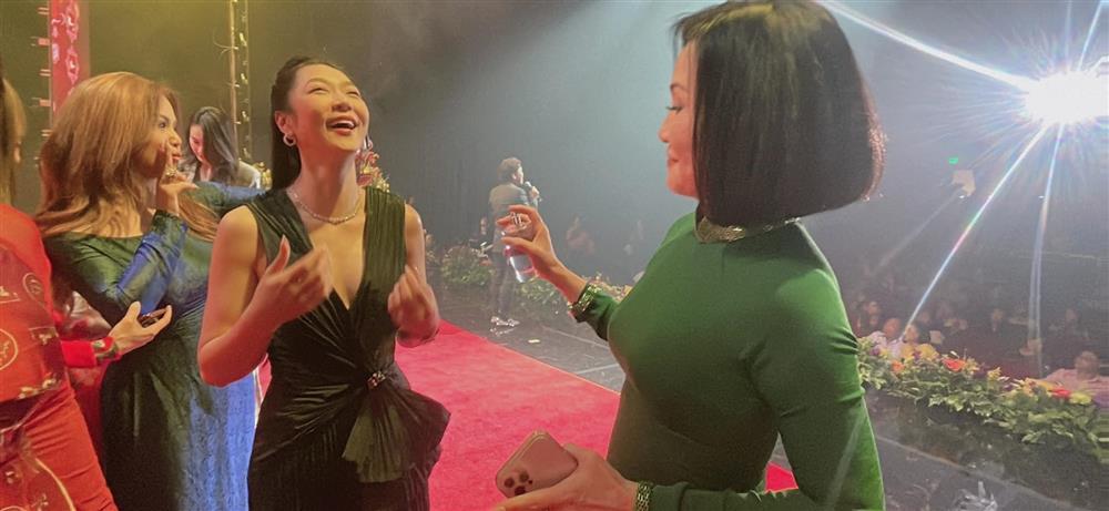 Hồng Đào xuất hiện cùng Hà Thanh Xuân với mặt mộc tuổi 60-2