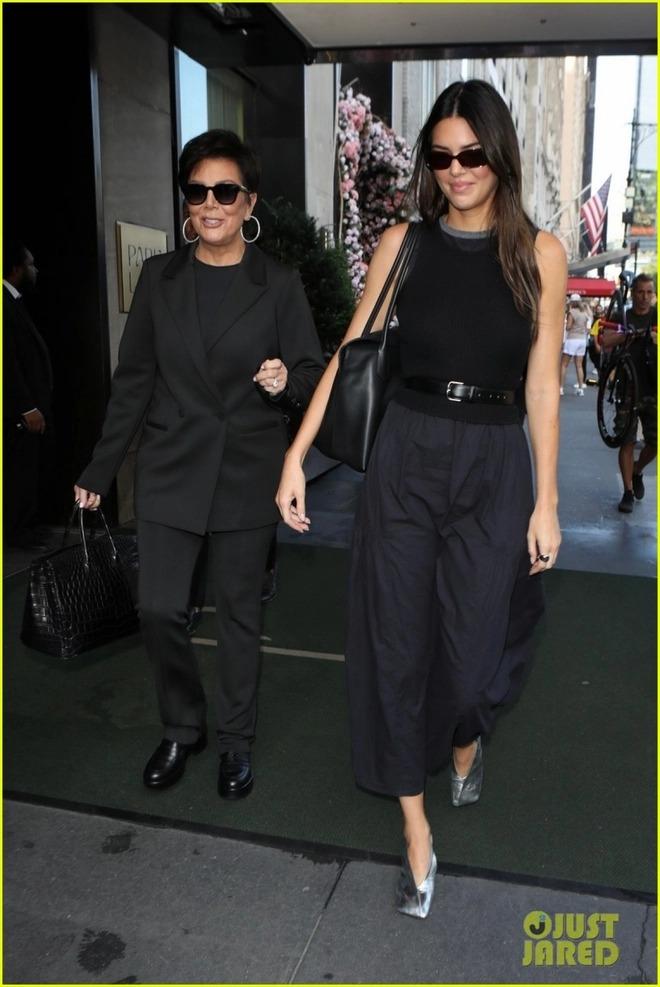 Siêu mẫu Kendall Jenner xinh đẹp đi mua sắm cùng mẹ-1