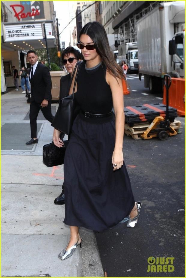 Siêu mẫu Kendall Jenner xinh đẹp đi mua sắm cùng mẹ-5