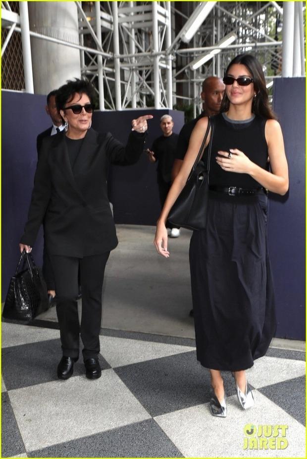 Siêu mẫu Kendall Jenner xinh đẹp đi mua sắm cùng mẹ-6