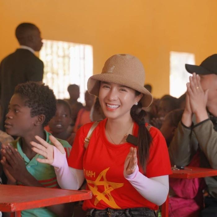 Bà Nhân kể về chuyến từ thiện bất ổn cùng Quang Linh Vlog-10