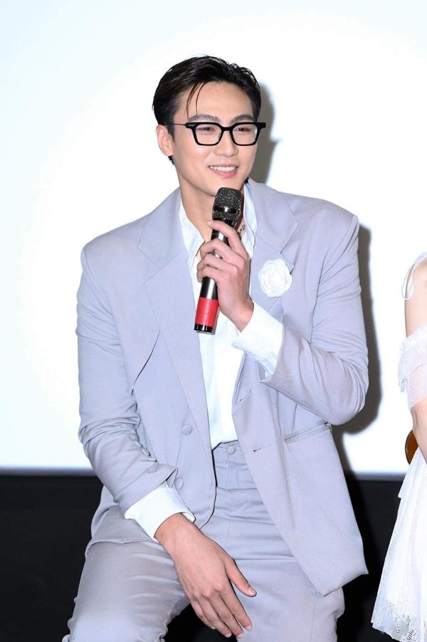 Mạc Trung Kiên sợ tình tứ quá mức với Sara Lưu làm Dương Khắc Linh ghen-10