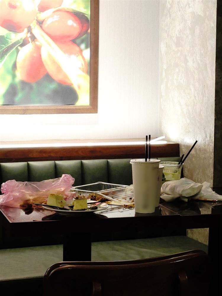 Mang đồ có mùi vào quán cà phê, khách còn vô tư vứt cả bỉm lên bàn-2