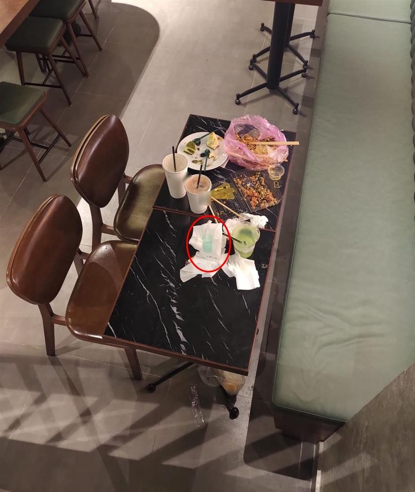 Mang đồ có mùi vào quán cà phê, khách còn vô tư vứt cả bỉm lên bàn-3