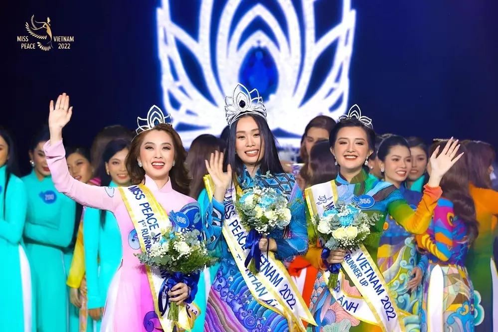 Top 3 Miss Peace diện trang phục sến sẩm đi event-1