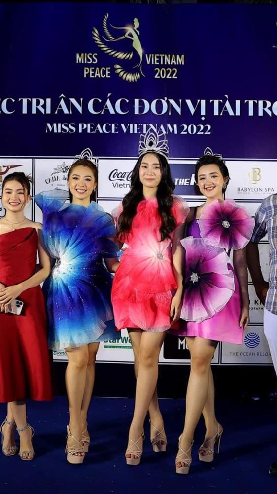 Top 3 Miss Peace diện trang phục sến sẩm đi event-2