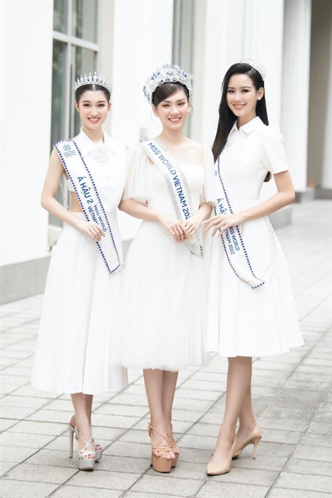 Top 3 Miss Peace diện trang phục sến sẩm đi event-12