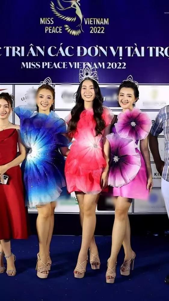 Top 3 Miss Peace diện trang phục sến sẩm đi event-3