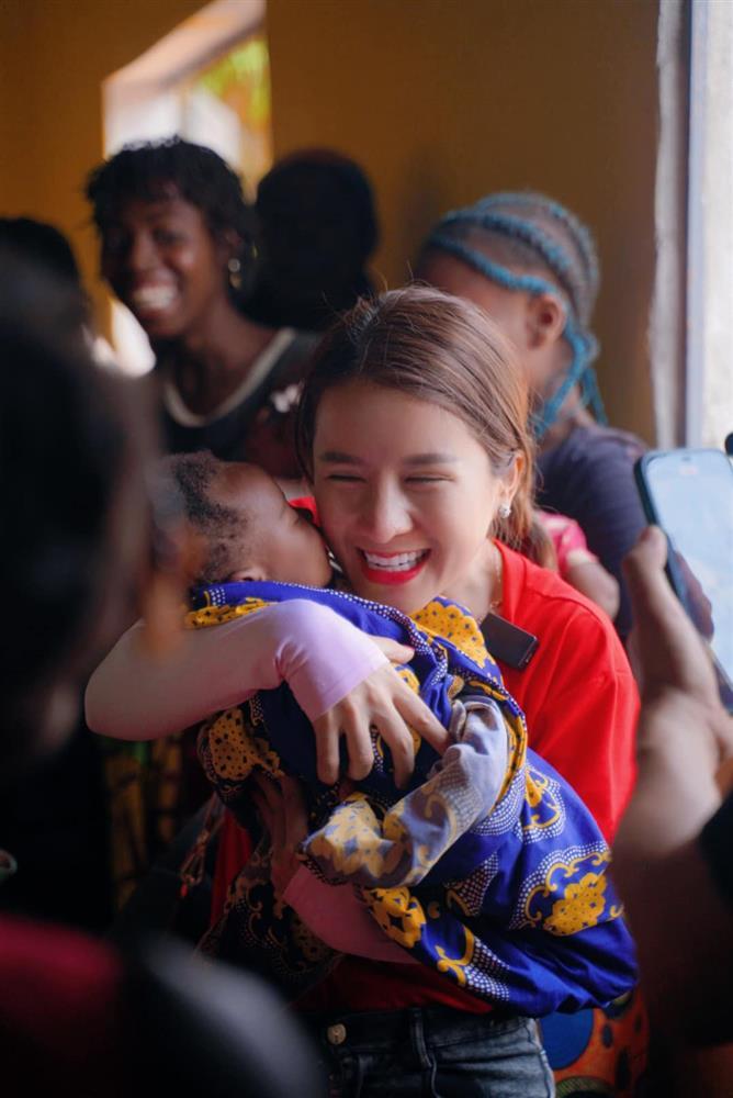 Bà Nhân làm gì để có tiền cùng Quang Linh Vlog từ thiện?-2