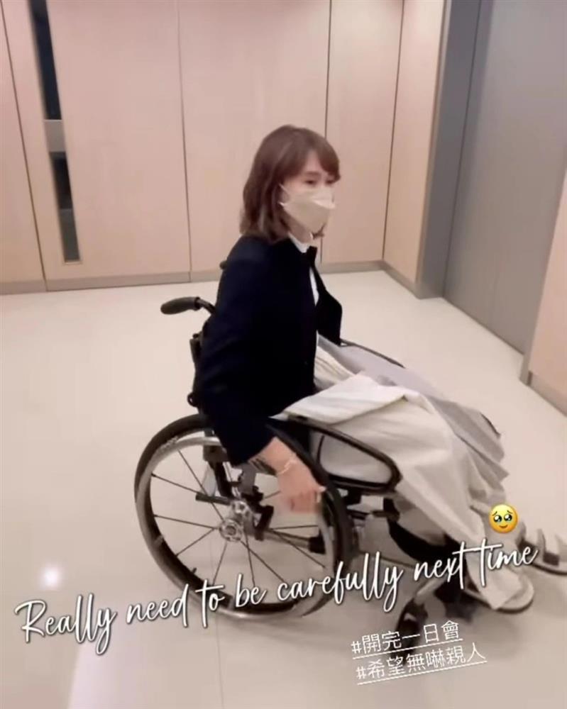 Đệ nhất mỹ nhân TVB Lê Tư phải ngồi xe lăn-1