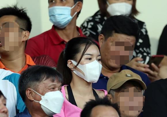 Bồ Đặng Văn Lâm xuất hiện trên khán đài, nhan sắc giật spotlight-2