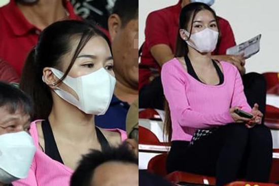 Bồ Đặng Văn Lâm xuất hiện trên khán đài, nhan sắc giật spotlight