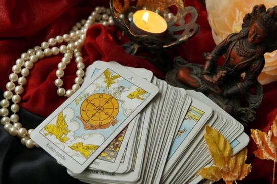 Bói bài Tarot hàng ngày - thứ Bảy 17/9/2022: Miệng cười, mắt khóc