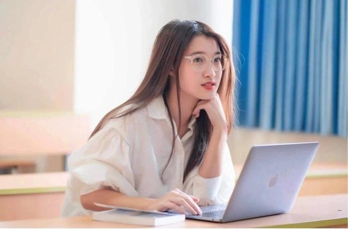 Á hậu Phương Nhi bị spam ảnh thời mộc mạc, ngố tàu-12