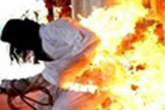 Chồng dùng xăng đốt vợ vì nghi ngoại tình