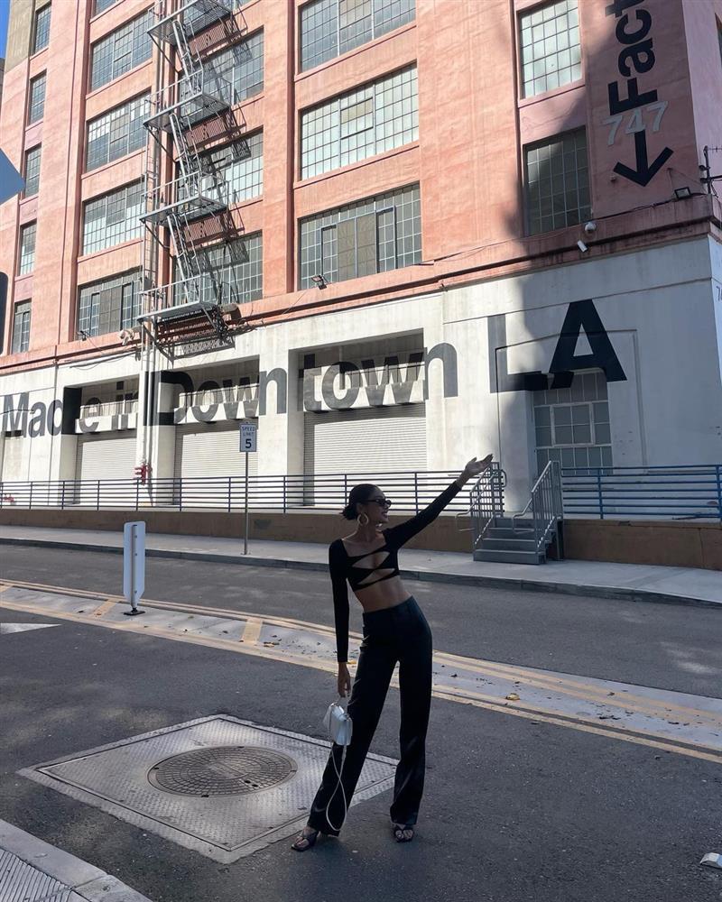 Diện đồ cut-out: Ngọc Trinh mải che chắn - Thảo Nhi Lê tự tin-5