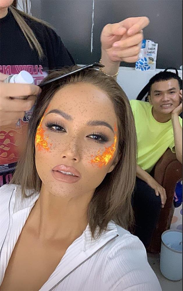 Ngọc Trinh tham bơm môi, nhìn già hẳn khi chụp cam thường-11