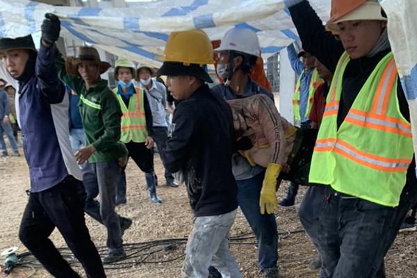 Sập tường trong khu công nghiệp, 3 người chết, 6 người bị thương-1