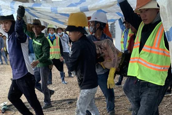 Sập tường trong khu công nghiệp, 3 người chết, 6 người bị thương