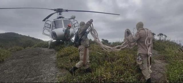 Giải cứu người đàn ông khỏa thân kẹt trong khe núi ở Brazil-2