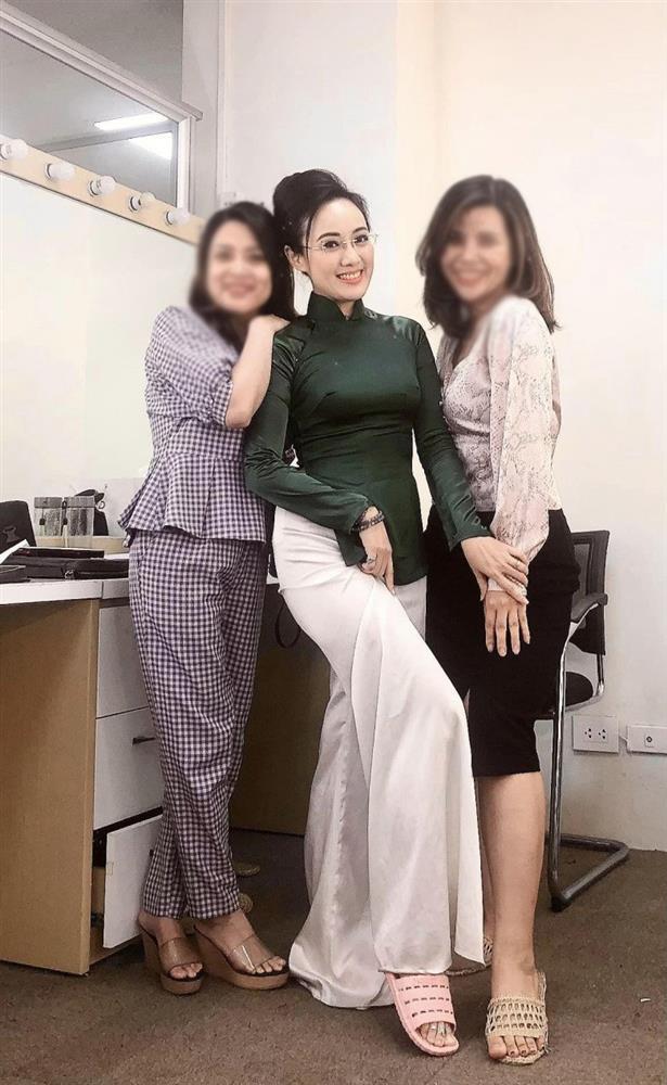 MC Hoài Anh diện áo dài thiết kế lạ, bóc trần sự thật trang phục VTV-1