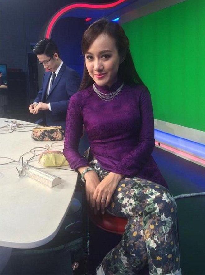 MC Hoài Anh diện áo dài thiết kế lạ, bóc trần sự thật trang phục VTV-7