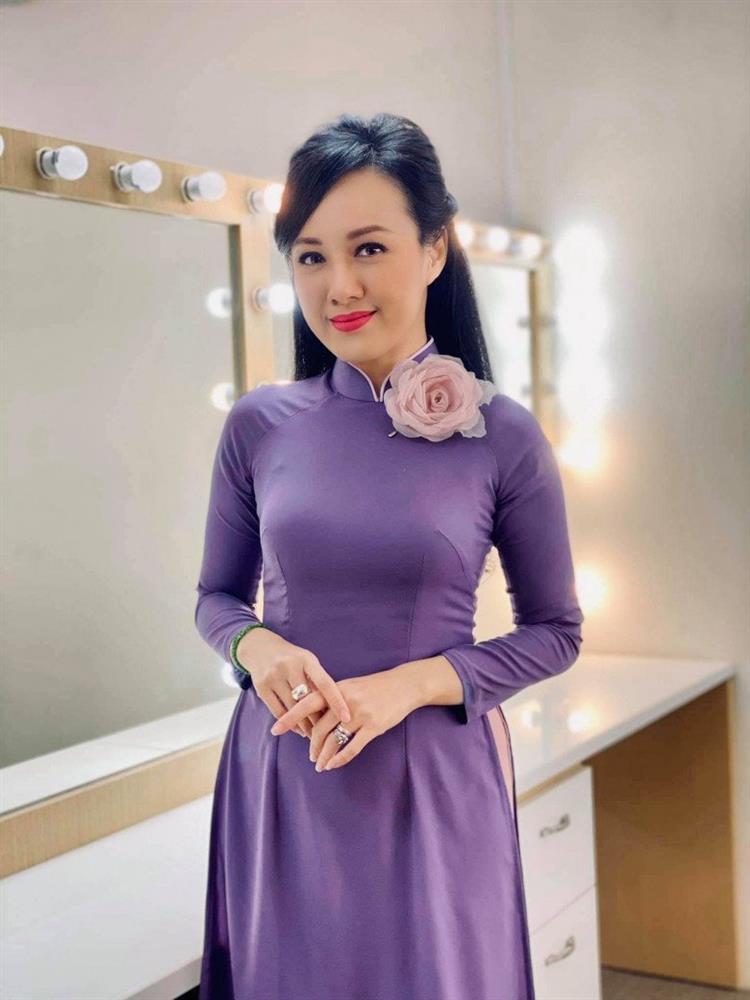 MC Hoài Anh diện áo dài thiết kế lạ, bóc trần sự thật trang phục VTV-5