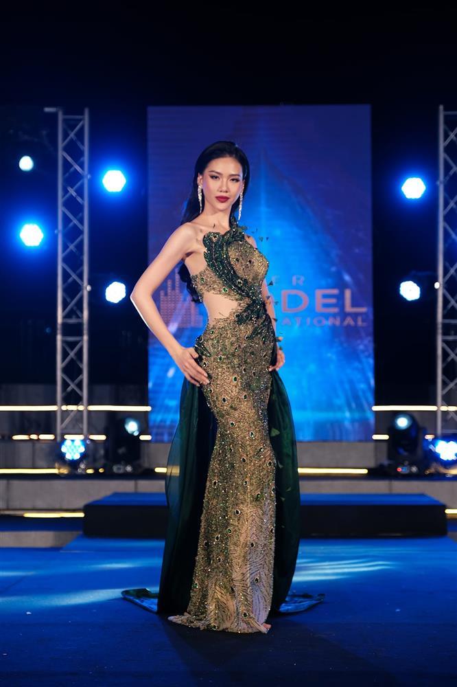 Bùi Quỳnh Hoa thắng Siêu mẫu nhưng đội vương miện, cuộc thi lạc đề?-10