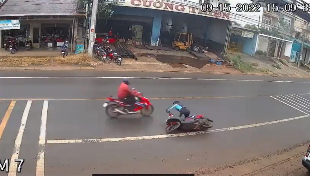 Bất ngờ trượt xe ngã xuống đường, người phụ nữ bị tông tử vong-1