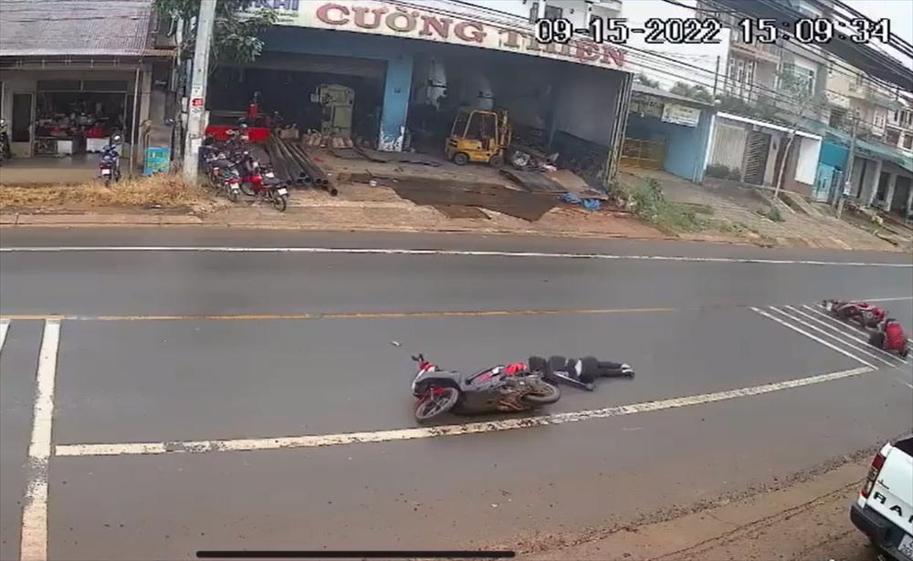 Bất ngờ trượt xe ngã xuống đường, người phụ nữ bị tông tử vong-2
