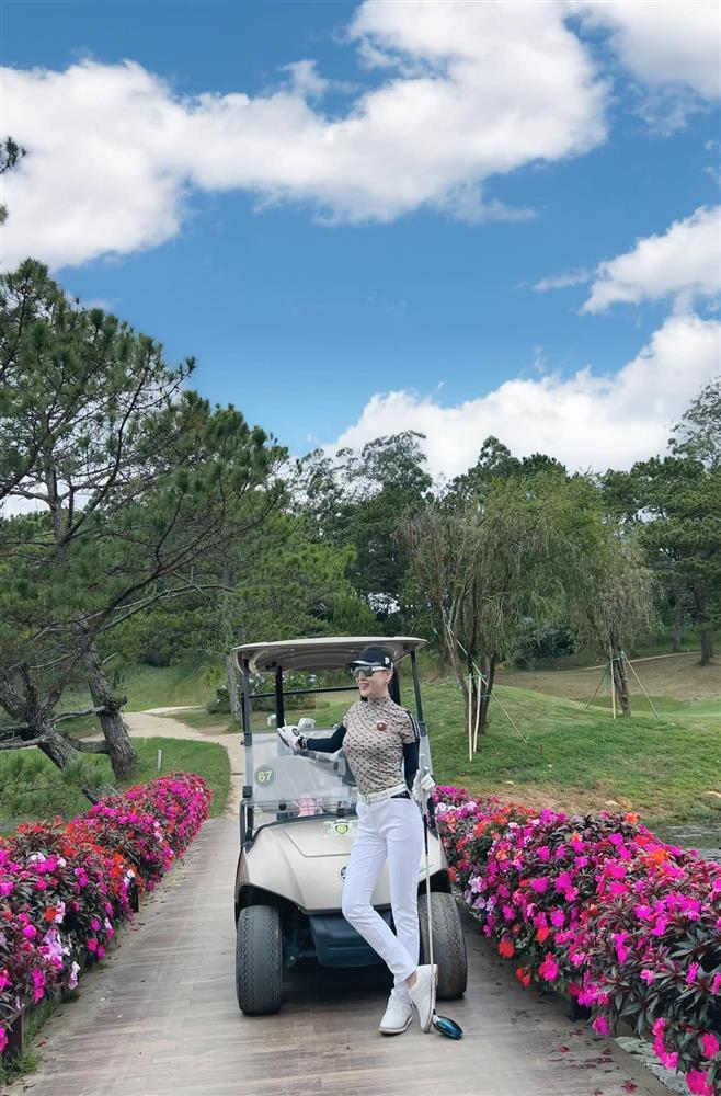 Shark Bình check-in sân golf với chiếc ô xì tin y hệt Phương Oanh-5