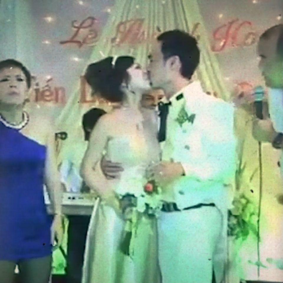 Clip hiếm đám cưới Thu Trang - Tiến Luật: Nụ hôn hẳn 23 giây-2