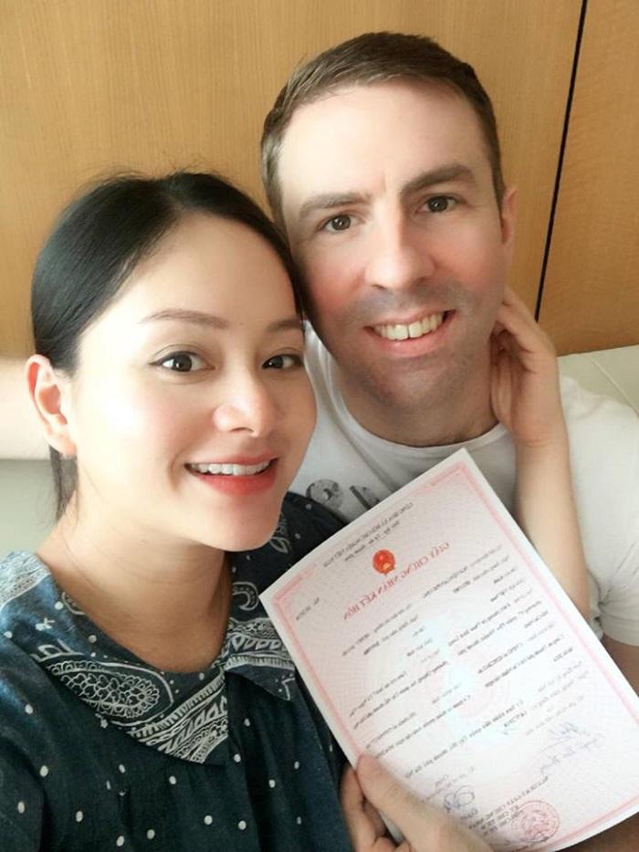 Sao Việt khoe đăng ký kết hôn: Diệu Nhi bịt kín - Phương Nga chau mày-9