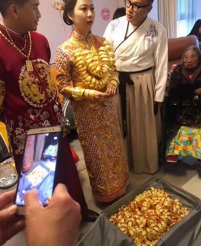 Cô dâu đeo vàng kín cổ trong đám cưới, hồi môn chất đầy vali-3